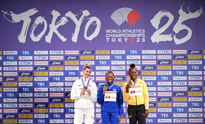 (250920) -- TOKYO, Sept. 20, 2025 -- Gold medalist Melissa Jefferson-Wooden (C) of the United States, silver medalist Amy Hunt (L) of Britain and bronze medalist Shericka Jackson of Jamaica pose during the awarding ceremony of the women s 200m at the 2025 World Athletics Championships in Tokyo, Japan, Sept. 20, 2025. ) (SP)JAPAN-TOKYO-ATHLETICS-WORLD ATHLETICS CHAMPIONSHIPS-WOMEN S 200M-AWARDING CEREMONY JiangxHan 