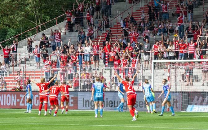 Fußball, Frauen, Saison 2025 2026, Google Pixel Frauen-Bundesliga (3. Spieltag), 1. FC Union Berlin - SGS Essen, Union-Jubel nach Tor zum 1:0, 20.09. 2025, Copyright: xMatthiasxKochx