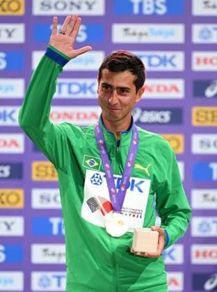 (250920) -- TOKYO, Sept. 20, 2025 -- Gold medalist Caio Bonfim of Brazil reacts during the awarding ceremony of the men s 20km race walk at the 2025 World Athletics Championships in Tokyo, Japan, Sept. 20, 2025. ) (SP)JAPAN-TOKYO-ATHLETICS-WORLD ATHLETICS CHAMPIONSHIPS-MEN S 20KM RACE WALK-AWARDING CEREMONY JiangxHan 