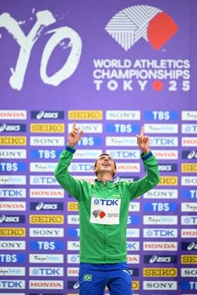 (250920) -- TOKYO, Sept. 20, 2025 -- Gold medalist Caio Bonfim of Brazil reacts during the awarding ceremony of the men s 20km race walk at the 2025 World Athletics Championships in Tokyo, Japan, Sept. 20, 2025. ) (SP)JAPAN-TOKYO-ATHLETICS-WORLD ATHLETICS CHAMPIONSHIPS-MEN S 20KM RACE WALK-AWARDING CEREMONY JiangxHan 