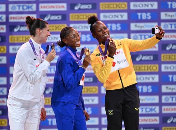 World Athletics Championships Tokyo 2025, Day 8 TOKYO, JAPAN - SEPTEMBER 20: (L to R) Silver medalist Amy Hunt of Team Great Britain, gold medalist Melissa Jefferson-Wooden of Team United States and bronze medalist Shericka Jackson of Team Jamaica pose for a photo with their medals on the podium during the Women s 200 Metres medal ceremony on day eight of the World Athletics Championships Tokyo 2025 at National Stadium in Tokyo, Japan on September 20, 2025. Mustafa Yalcin Anadolu Tokyo Japan. Editorial use only. Please get in touch for any other usage.  Copyright: x2025xAnadoluxMustafaxYalcinx