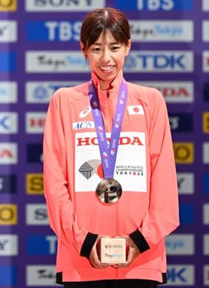 (250920) -- TOKYO, Sept. 20, 2025 -- Bronze medalist Fujii Nanako of Japan reacts during the awarding ceremony of the women s 20km race walk at the 2025 World Athletics Championships in Tokyo, Japan, Sept. 20, 2025. ) (SP)JAPAN-TOKYO-ATHLETICS-WORLD ATHLETICS CHAMPIONSHIPS-WOMEN S 20KM RACE WALK-AWARDING CEREMONY JiangxHan 