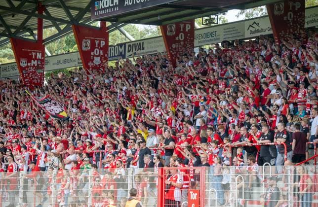 Fußball, Frauen, Saison 2025 2026, Google Pixel Frauen-Bundesliga (3. Spieltag), 1. FC Union Berlin - SGS Essen, Fans des 1. FC Union auf der Gegengerade, 20.09. 2025, Copyright: xMatthiasxKochx