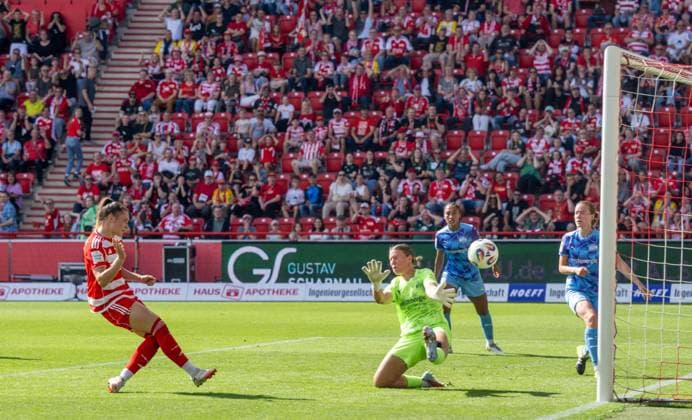 Fußball, Frauen, Saison 2025 2026, Google Pixel Frauen-Bundesliga (3. Spieltag), 1. FC Union Berlin - SGS Essen, v. l. Sophie Weidauer (1. Frauen 1. FC Union) erzielt das Tor zum 2:0 gegen Torfrau Kim Sindermann, 20.09. 2025, Copyright: xMatthiasxKochx