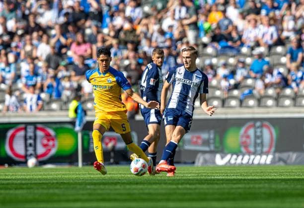 Fussball, Herren, Saison 2025 2026, 2. Bundesliga (6. Spieltag), Hertha BSC - SC Paderborn, v.l. Santiago Castaneda (Paderborn), Marten Winkler (Hertha BSC), 20.09. 2025,