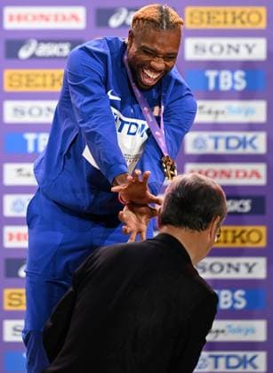 (250920) -- TOKYO, Sept. 20, 2025 -- Gold medalist Noah Lyles (top) of the United States celebrates during the men s 200m awarding ceremony at the 2025 World Athletics Championships in Tokyo, Japan, Sept. 20, 2025. ) (SP)JAPAN-TOKYO-ATHLETICS-WORLD ATHLETICS CHAMPIONSHIPS-MEN S 200M-AWARDING CEREMONY JiangxHan 