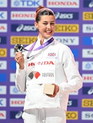 (250920) -- TOKYO, Sept. 20, 2025 -- Silver medalist Amy Hunt of Britain poses during the awarding ceremony of the women s 200m at the 2025 World Athletics Championships in Tokyo, Japan, Sept. 20, 2025. ) (SP)JAPAN-TOKYO-ATHLETICS-WORLD ATHLETICS CHAMPIONSHIPS-WOMEN S 200M-AWARDING CEREMONY JiangxHan 