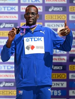 (250920) -- TOKYO, Sept. 20, 2025 -- Bronze medalist Lazaro Martinez of Cuba reacts during the men s triple jump awarding ceremony at the 2025 World Athletics Championships in Tokyo, Japan, Sept. 20, 2025. ) (SP)JAPAN-TOKYO-ATHLETICS-WORLD ATHLETICS CHAMPIONSHIPS-MEN S TRIPLE JUMP-AWARDING CEREMONY JiangxHan 
