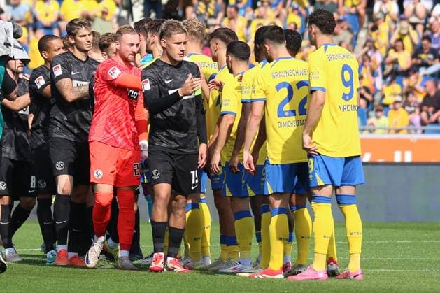 20.09.2025, xpfrx, Fussball 2.Bundesliga, Eintracht Braunschweig - SV Elversberg v.l. Begrüßung der Mannschaften (DFL DFB REGULATIONS PROHIBIT ANY USE OF PHOTOGRAPHS as IMAGE SEQUENCES and or QUASI-VIDEO) Braunschweig