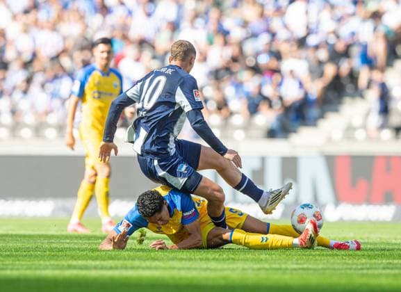 Fussball, Herren, Saison 2025 2026, 2. Bundesliga (6. Spieltag), Hertha BSC - SC Paderborn, v.l. Santiago Castaneda (Paderborn), Michael Cuisance (Hertha BSC), 20.09. 2025,