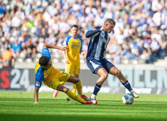 Fussball, Herren, Saison 2025 2026, 2. Bundesliga (6. Spieltag), Hertha BSC - SC Paderborn, v.l. Santiago Castaneda (Paderborn), Michael Cuisance (Hertha BSC), 20.09. 2025,