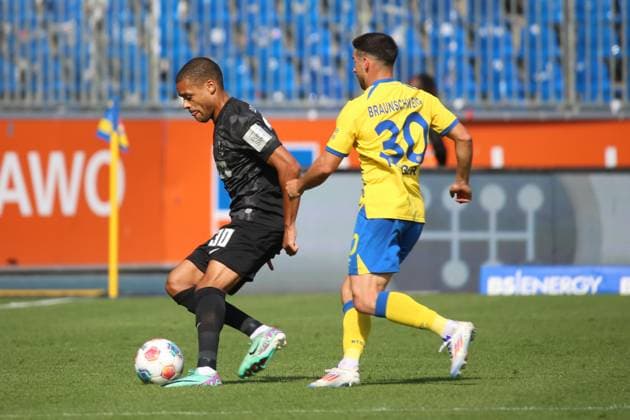 20.09.2025, xpfrx, Fussball 2.Bundesliga, Eintracht Braunschweig - SV Elversberg v.l. Jan Gyamerah (SV Elversberg) Robin Heußer Heusser (Eintracht Braunschweig) Zweikampf, Aktion, action, battle for the ball (DFL DFB REGULATIONS PROHIBIT ANY USE OF PHOTOGRAPHS as IMAGE SEQUENCES and or QUASI-VIDEO) Braunschweig