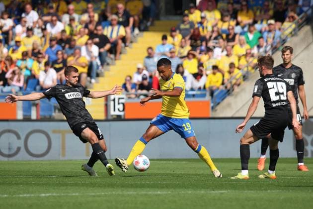 20.09.2025, xpfrx, Fussball 2.Bundesliga, Eintracht Braunschweig - SV Elversberg v.l. Lukasz Poreba (SV Elversberg) Leon Bell Bell (Eintracht Braunschweig) Zweikampf, Aktion, action, battle for the ball (DFL DFB REGULATIONS PROHIBIT ANY USE OF PHOTOGRAPHS as IMAGE SEQUENCES and or QUASI-VIDEO) Braunschweig