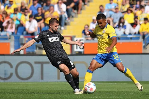 20.09.2025, xpfrx, Fussball 2.Bundesliga, Eintracht Braunschweig - SV Elversberg v.l. Lukasz Poreba (SV Elversberg) Leon Bell Bell (Eintracht Braunschweig) Zweikampf, Aktion, action, battle for the ball (DFL DFB REGULATIONS PROHIBIT ANY USE OF PHOTOGRAPHS as IMAGE SEQUENCES and or QUASI-VIDEO) Braunschweig