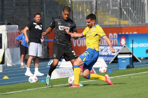 20.09.2025, xpfrx, Fussball 2.Bundesliga, Eintracht Braunschweig - SV Elversberg v.l. Jan Gyamerah (SV Elversberg) Fabio Di Michele Sanchez (Eintracht Braunschweig) Zweikampf, Aktion, action, battle for the ball (DFL DFB REGULATIONS PROHIBIT ANY USE OF PHOTOGRAPHS as IMAGE SEQUENCES and or QUASI-VIDEO) Braunschweig