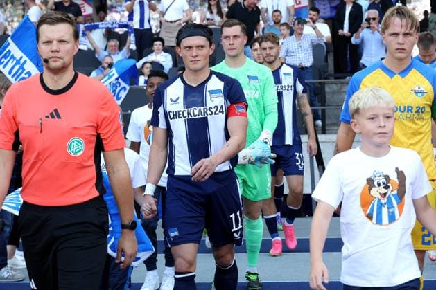 DEU, DFL, 2. FBL, Hertha BSC vs. Paderborn, 20.09.2025, Berliner Olympiastadion, Berlin, DEU, DFL, 2. FBL, Hertha BSC vs. Paderborn, im Bild Fabian Reese (Hertha BSC Berlin 11) Tjark Ernst (Hertha BSC Berlin 1) DFL - regulations prohibit any use of Photographs as image sequences and or quasi-video