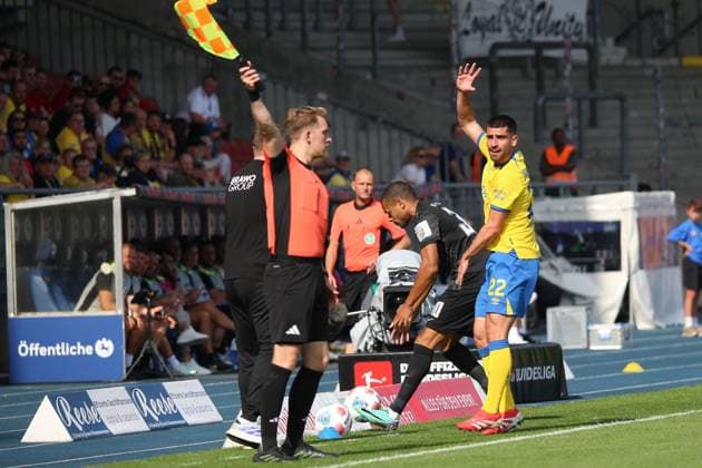 20.09.2025, xpfrx, Fussball 2.Bundesliga, Eintracht Braunschweig - SV Elversberg v.l. Jan Gyamerah (SV Elversberg) Fabio Di Michele Sanchez (Eintracht Braunschweig) Zweikampf, Aktion, action, battle for the ball (DFL DFB REGULATIONS PROHIBIT ANY USE OF PHOTOGRAPHS as IMAGE SEQUENCES and or QUASI-VIDEO) Braunschweig