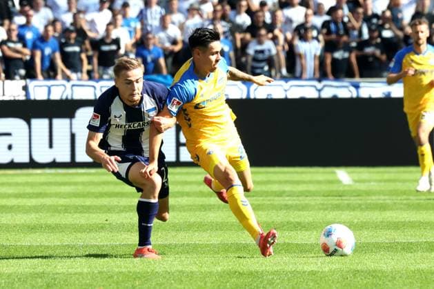 DEU, DFL, 2. FBL, Hertha BSC vs. Paderborn, 20.09.2025, Berliner Olympiastadion, Berlin, DEU, DFL, 2. FBL, Hertha BSC vs. Paderborn, im Bild Marten Winkler (Hertha BSC Berlin 22), Maximillian Thalhammer (SC Paderborn 23) DFL - regulations prohibit any use of Photographs as image sequences and or quasi-video