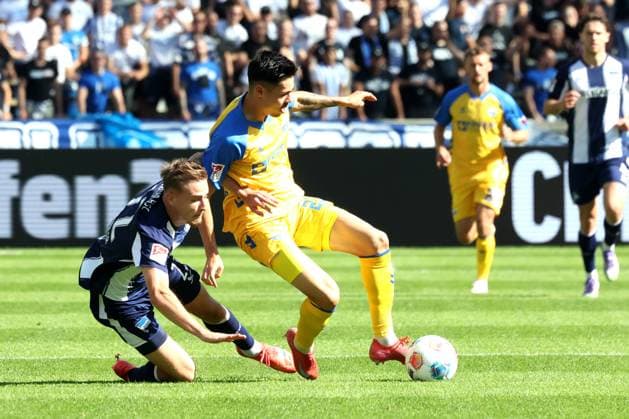DEU, DFL, 2. FBL, Hertha BSC vs. Paderborn, 20.09.2025, Berliner Olympiastadion, Berlin, DEU, DFL, 2. FBL, Hertha BSC vs. Paderborn, im Bild Marten Winkler (Hertha BSC Berlin 22), Maximillian Thalhammer (SC Paderborn 23) DFL - regulations prohibit any use of Photographs as image sequences and or quasi-video