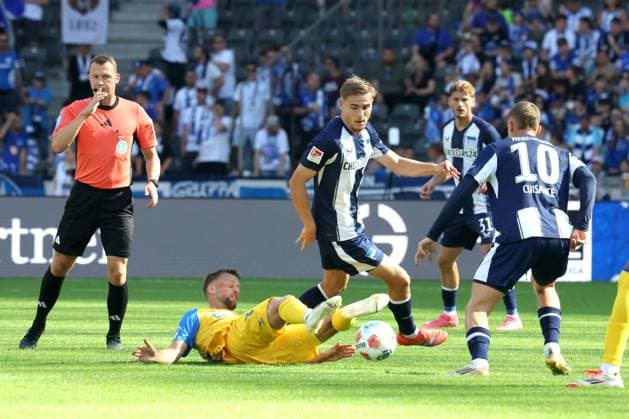 DEU, DFL, 2. FBL, Hertha BSC vs. Paderborn, 20.09.2025, Berliner Olympiastadion, Berlin, DEU, DFL, 2. FBL, Hertha BSC vs. Paderborn, im Bild Marten Winkler (Hertha BSC Berlin 22), Michael Cuisance (Hertha BSC Berlin 10),, Marton Dardai (Hertha BSC Berlin 31)Sebastian Klaas (SC Paderborn 26), Felix Prigan (SR) DFL - regulations prohibit any use of Photographs as image sequences and or quasi-video