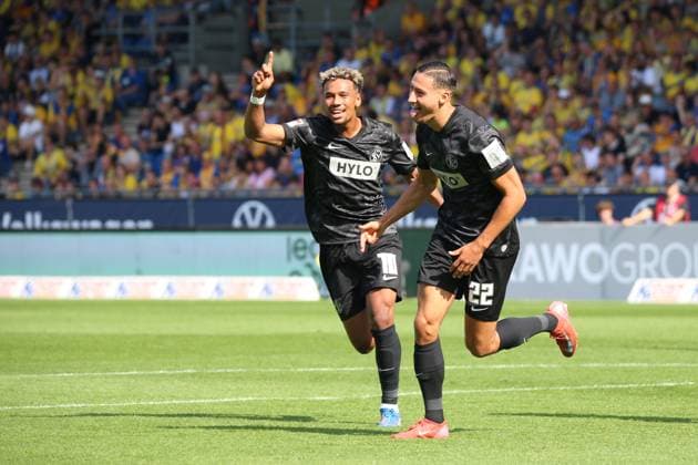 20.09.2025, xpfrx, Fussball 2.Bundesliga, Eintracht Braunschweig - SV Elversberg v.l. Torjubel nach dem Tor zum celebrating the goal celebrate 0:1 durch Younes Ebnoutalib (SV Elversberg) (DFL DFB REGULATIONS PROHIBIT ANY USE OF PHOTOGRAPHS as IMAGE SEQUENCES and or QUASI-VIDEO) Braunschweig