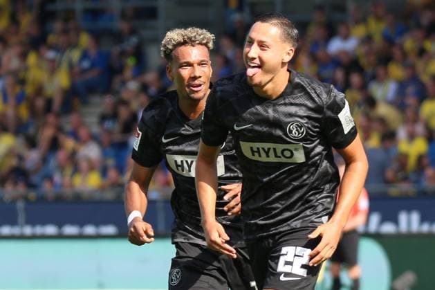 20.09.2025, xpfrx, Fussball 2.Bundesliga, Eintracht Braunschweig - SV Elversberg v.l. Torjubel nach dem Tor zum celebrating the goal celebrate 0:1 durch Younes Ebnoutalib (SV Elversberg) (DFL DFB REGULATIONS PROHIBIT ANY USE OF PHOTOGRAPHS as IMAGE SEQUENCES and or QUASI-VIDEO) Braunschweig