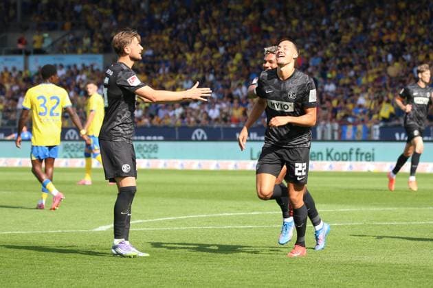 20.09.2025, xpfrx, Fussball 2.Bundesliga, Eintracht Braunschweig - SV Elversberg v.l. Torjubel nach dem Tor zum celebrating the goal celebrate 0:1 durch Younes Ebnoutalib (SV Elversberg) (DFL DFB REGULATIONS PROHIBIT ANY USE OF PHOTOGRAPHS as IMAGE SEQUENCES and or QUASI-VIDEO) Braunschweig