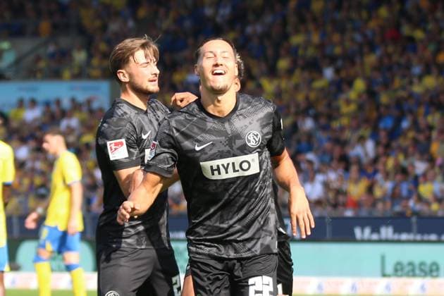 20.09.2025, xpfrx, Fussball 2.Bundesliga, Eintracht Braunschweig - SV Elversberg v.l. Torjubel nach dem Tor zum celebrating the goal celebrate 0:1 durch Younes Ebnoutalib (SV Elversberg) (DFL DFB REGULATIONS PROHIBIT ANY USE OF PHOTOGRAPHS as IMAGE SEQUENCES and or QUASI-VIDEO) Braunschweig