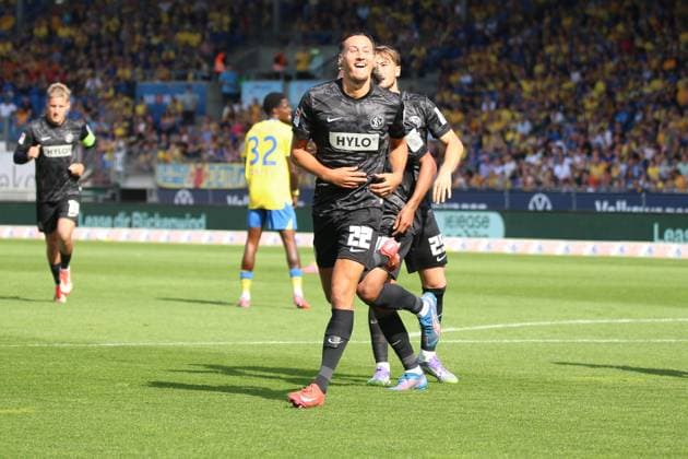 20.09.2025, xpfrx, Fussball 2.Bundesliga, Eintracht Braunschweig - SV Elversberg v.l. Torjubel nach dem Tor zum celebrating the goal celebrate 0:1 durch Younes Ebnoutalib (SV Elversberg) (DFL DFB REGULATIONS PROHIBIT ANY USE OF PHOTOGRAPHS as IMAGE SEQUENCES and or QUASI-VIDEO) Braunschweig