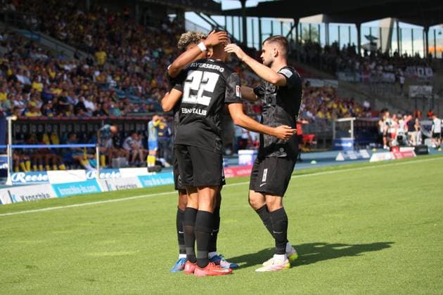 20.09.2025, xpfrx, Fussball 2.Bundesliga, Eintracht Braunschweig - SV Elversberg v.l. Torjubel nach dem Tor zum celebrating the goal celebrate 0:1 durch Younes Ebnoutalib (SV Elversberg) (DFL DFB REGULATIONS PROHIBIT ANY USE OF PHOTOGRAPHS as IMAGE SEQUENCES and or QUASI-VIDEO) Braunschweig