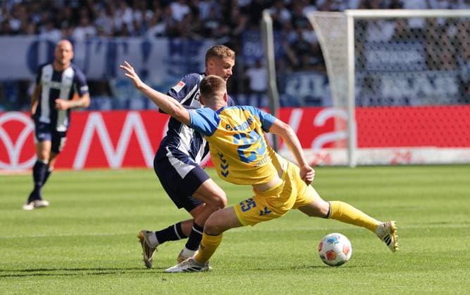 Michael Cuisance, Tjark Scheller Zweikampf Spielszene Aktion Fußball Fussball DFL 2.Bundesliga Herren 6.Spieltag Saison 2025 2026 20.09.2025 Hertha BSC Berlin vs. SC Paderborn SCP DFL regulations prohibit any use of photographs as image sequences and or quasi-video