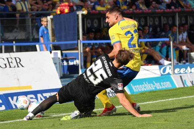 20.09.2025, xpfrx, Fussball 2.Bundesliga, Eintracht Braunschweig - SV Elversberg v.l. Lukas Petkov (SV Elversberg) Fabio Di Michele Sanchez (Eintracht Braunschweig) Zweikampf, Aktion, action, battle for the ball (DFL DFB REGULATIONS PROHIBIT ANY USE OF PHOTOGRAPHS as IMAGE SEQUENCES and or QUASI-VIDEO) Braunschweig