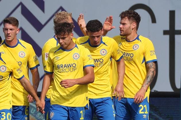 Braunschweig vs. Elversberg, 2. BL Braunschweig, 20.09.2025, FUßBALL - Eintracht Braunschweig vs. SV Elversberg, 2. BL, Saison 2025 26. Erencan Yardimici (Eintracht Braunschweig) jubelt mit Mannschaftskollegen nach seinem Tor zum 1:1 Braunschweig