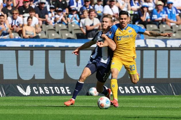 2. Fußball Bundesliga, Hertha BSC - SC Paderborn Marten Winkler (Hertha BSC 22) im Zweikampf mit Raphael Obermair (SC Paderborn 07 23), während der Begegnung in der 2. Fußball Bundesliga, Hertha BSC - SC Paderborn in Berlin, Olympiastadion, am 20.09.2025. DFB regulations prohibit any use of photographs as image sequences and or quasi video.