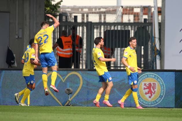 20.09.2025, xpfrx, Fussball 2.Bundesliga, Eintracht Braunschweig - SV Elversberg v.l. Torjubel nach dem Tor zum celebrating the goal celebrate 1:1 durch Erencan Yardimici (Eintracht Braunschweig) (DFL DFB REGULATIONS PROHIBIT ANY USE OF PHOTOGRAPHS as IMAGE SEQUENCES and or QUASI-VIDEO) Braunschweig