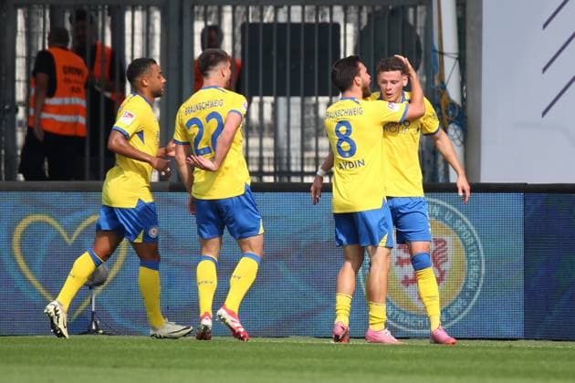 20.09.2025, xpfrx, Fussball 2.Bundesliga, Eintracht Braunschweig - SV Elversberg v.l. Torjubel nach dem Tor zum celebrating the goal celebrate 1:1 durch Erencan Yardimici (Eintracht Braunschweig) (DFL DFB REGULATIONS PROHIBIT ANY USE OF PHOTOGRAPHS as IMAGE SEQUENCES and or QUASI-VIDEO) Braunschweig