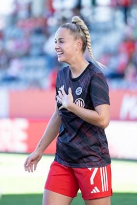 Giulia Gwinn (7 FC Bayern) ist nach ihrer Verletzung gut gelaunt zurück beim Google Pixel Frauen Bundesligaspiel FC Bayern München - FC Carl Zeiss Jena am 20.09.2025. München FC Bayern Campus Bayern Deutschland