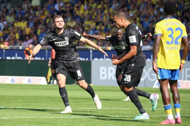 20.09.2025, xpfrx, Fussball 2.Bundesliga, Eintracht Braunschweig - SV Elversberg v.l. Torjubel nach dem Tor zum celebrating the goal celebrate 1:2 durch Jan Gyamerah (SV Elversberg) (DFL DFB REGULATIONS PROHIBIT ANY USE OF PHOTOGRAPHS as IMAGE SEQUENCES and or QUASI-VIDEO) Braunschweig