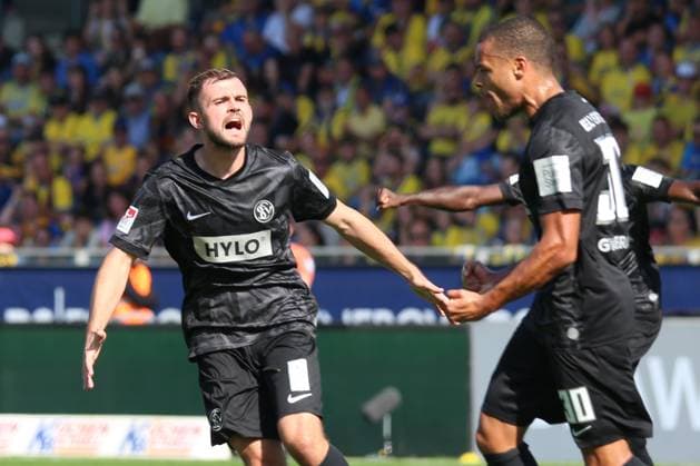 20.09.2025, xpfrx, Fussball 2.Bundesliga, Eintracht Braunschweig - SV Elversberg v.l. Torjubel nach dem Tor zum celebrating the goal celebrate 1:2 durch Jan Gyamerah (SV Elversberg) (DFL DFB REGULATIONS PROHIBIT ANY USE OF PHOTOGRAPHS as IMAGE SEQUENCES and or QUASI-VIDEO) Braunschweig
