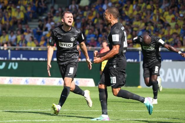20.09.2025, xpfrx, Fussball 2.Bundesliga, Eintracht Braunschweig - SV Elversberg v.l. Torjubel nach dem Tor zum celebrating the goal celebrate 1:2 durch Jan Gyamerah (SV Elversberg) (DFL DFB REGULATIONS PROHIBIT ANY USE OF PHOTOGRAPHS as IMAGE SEQUENCES and or QUASI-VIDEO) Braunschweig