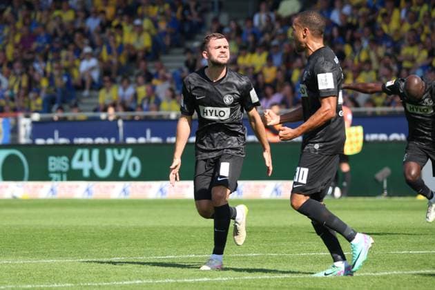 20.09.2025, xpfrx, Fussball 2.Bundesliga, Eintracht Braunschweig - SV Elversberg v.l. Torjubel nach dem Tor zum celebrating the goal celebrate 1:2 durch Jan Gyamerah (SV Elversberg) (DFL DFB REGULATIONS PROHIBIT ANY USE OF PHOTOGRAPHS as IMAGE SEQUENCES and or QUASI-VIDEO) Braunschweig
