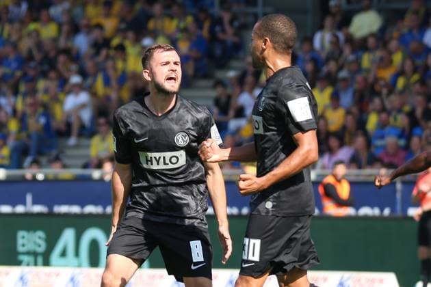 20.09.2025, xpfrx, Fussball 2.Bundesliga, Eintracht Braunschweig - SV Elversberg v.l. Torjubel nach dem Tor zum celebrating the goal celebrate 1:2 durch Jan Gyamerah (SV Elversberg) (DFL DFB REGULATIONS PROHIBIT ANY USE OF PHOTOGRAPHS as IMAGE SEQUENCES and or QUASI-VIDEO) Braunschweig