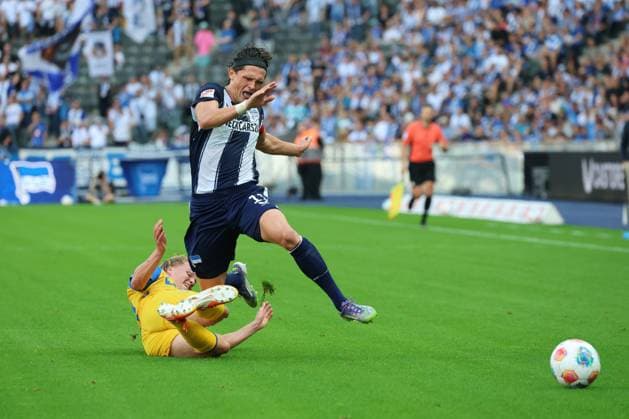 2. Fußball Bundesliga, Hertha BSC - SC Paderborn Fabian Reese (Hertha BSC 11) im Zweikampf mit Felix Götze (SC Paderborn 07 20) während der Begegnung in der 2. Fußball Bundesliga, Hertha BSC - SC Paderborn in Berlin, Olympiastadion, am 20.09.2025. DFB regulations prohibit any use of photographs as image sequences and or quasi video.