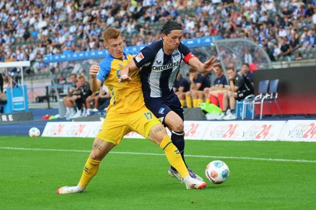 2. Fußball Bundesliga, Hertha BSC - SC Paderborn Fabian Reese (Hertha BSC 11) im Zweikampf mit Laurin Curda (SC Paderborn 07 17), während der Begegnung in der 2. Fußball Bundesliga, Hertha BSC - SC Paderborn in Berlin, Olympiastadion, am 20.09.2025. DFB regulations prohibit any use of photographs as image sequences and or quasi video.