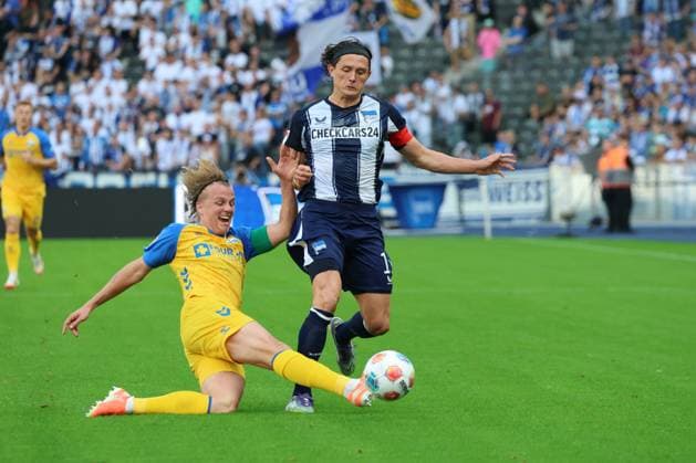 2. Fußball Bundesliga, Hertha BSC - SC Paderborn Fabian Reese (Hertha BSC 11) im Zweikampf mit Felix Götze (SC Paderborn 07 20) während der Begegnung in der 2. Fußball Bundesliga, Hertha BSC - SC Paderborn in Berlin, Olympiastadion, am 20.09.2025. DFB regulations prohibit any use of photographs as image sequences and or quasi video.