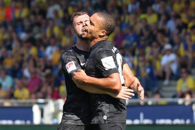 20.09.2025, xpfrx, Fussball 2.Bundesliga, Eintracht Braunschweig - SV Elversberg v.l. Torjubel nach dem Tor zum celebrating the goal celebrate 1:2 durch Jan Gyamerah (SV Elversberg) (DFL DFB REGULATIONS PROHIBIT ANY USE OF PHOTOGRAPHS as IMAGE SEQUENCES and or QUASI-VIDEO) Braunschweig