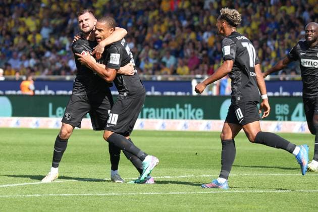 20.09.2025, xpfrx, Fussball 2.Bundesliga, Eintracht Braunschweig - SV Elversberg v.l. Torjubel nach dem Tor zum celebrating the goal celebrate 1:2 durch Jan Gyamerah (SV Elversberg) (DFL DFB REGULATIONS PROHIBIT ANY USE OF PHOTOGRAPHS as IMAGE SEQUENCES and or QUASI-VIDEO) Braunschweig