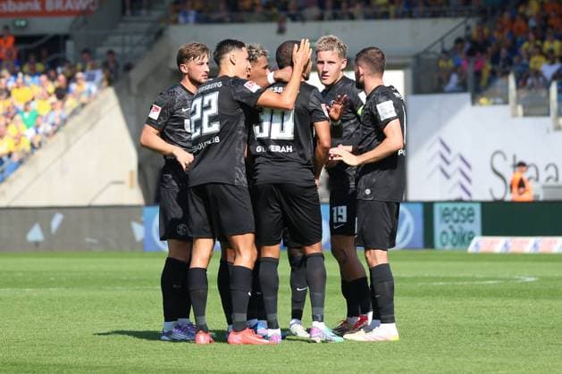 20.09.2025, xpfrx, Fussball 2.Bundesliga, Eintracht Braunschweig - SV Elversberg v.l. Torjubel nach dem Tor zum celebrating the goal celebrate 1:2 durch Jan Gyamerah (SV Elversberg) (DFL DFB REGULATIONS PROHIBIT ANY USE OF PHOTOGRAPHS as IMAGE SEQUENCES and or QUASI-VIDEO) Braunschweig