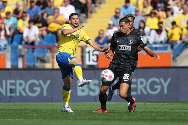 Braunschweig vs. Elversberg, 2. BL Braunschweig, 20.09.2025, FUßBALL - Eintracht Braunschweig vs. SV Elversberg, 2. BL, Saison 2025 26. Mehmet Can Aydin (Eintracht Braunschweig), Younes Ebnoutalib (Elversberg) Braunschweig
