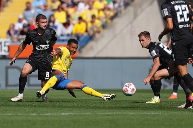 Braunschweig vs. Elversberg, 2. BL Braunschweig, 20.09.2025, FUßBALL - Eintracht Braunschweig vs. SV Elversberg, 2. BL, Saison 2025 26. Lukasz Poreba (Elversberg), Leon Bell Bell (Eintracht Braunschweig), Maximilian Rohr (Elversberg) Braunschweig